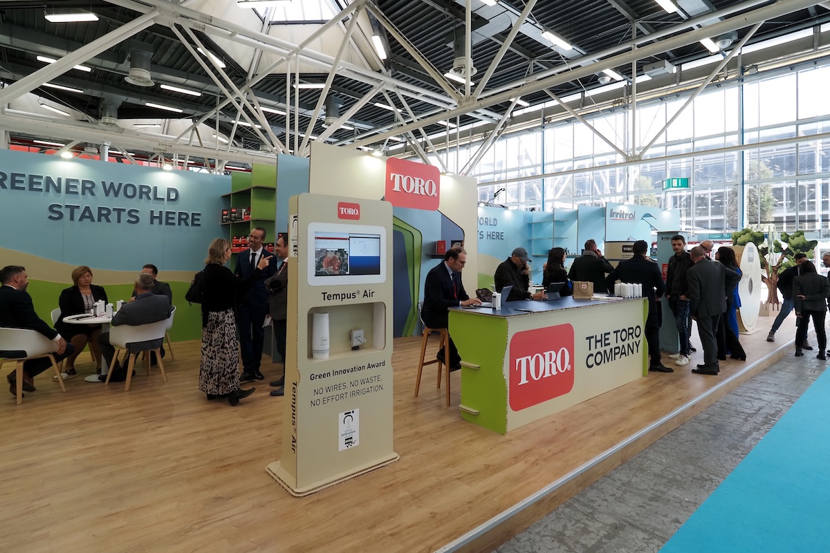 Lo stand green di Toro realizzato in occasione di Eima 2024 per il lancio della nuova Aqua-Traxx B-come